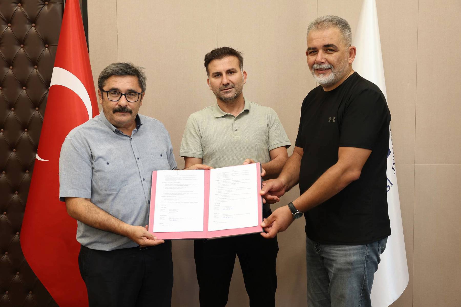 ÖĞRENCİLER İÇİN İMZALAR ATILDI