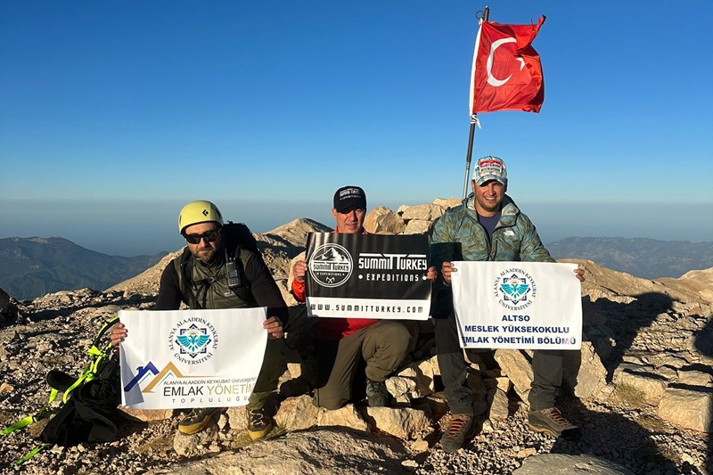 30 AĞUSTOS’TA UYLUK TEPE’DE ANLAMLI KUTLAMA 30 AĞUSTOS’TA UYLUK TEPE’DE ANLAMLI KUTLAMA